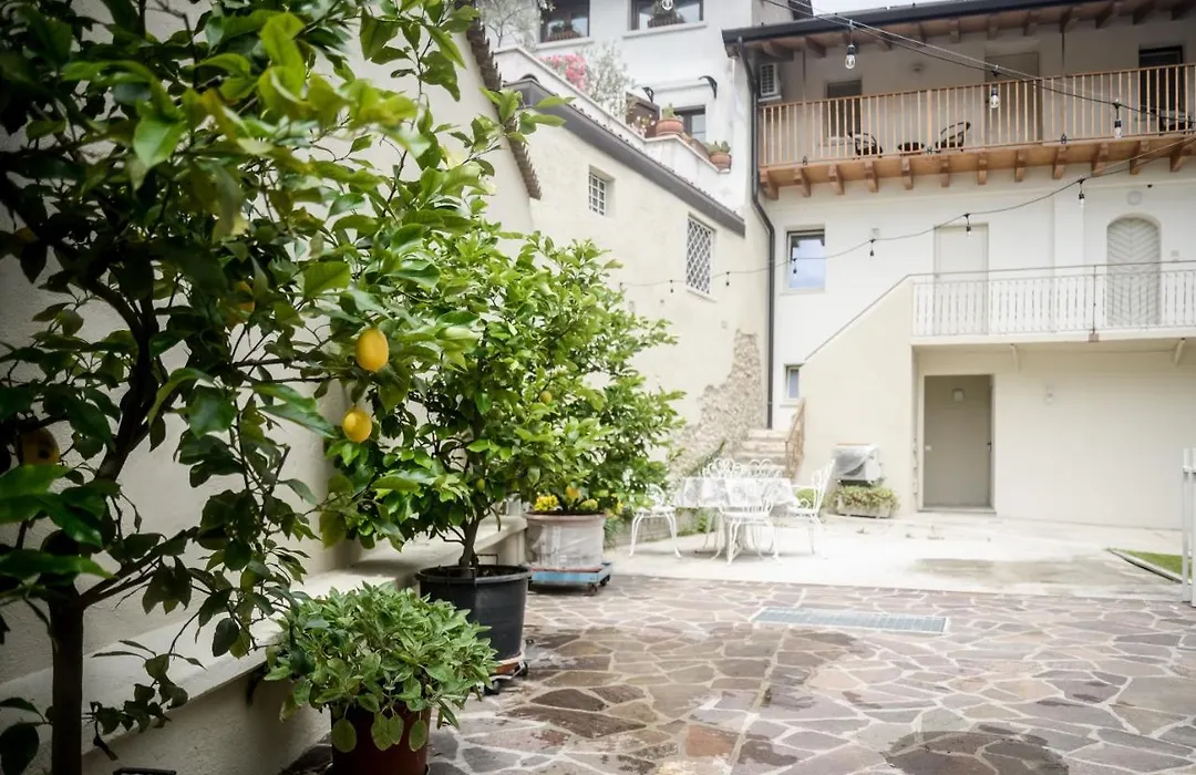 La corte dell'Elmo-1